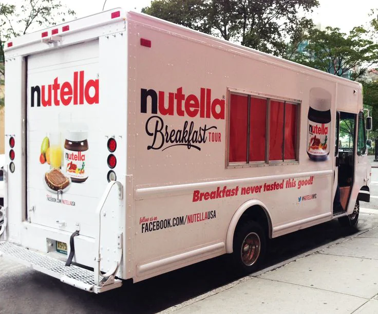 Food truck disponível para locação em São Paulo, com contratante avaliando opções